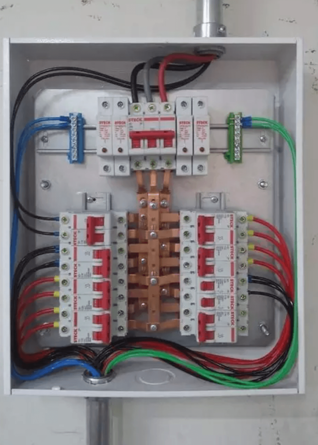 🔧 Serviços de Elétrica e Reparos – Técnico Eletricista ⚡
Atendo serviços de elétrica residencial e comercial com qualidade, segurança e preço justo.