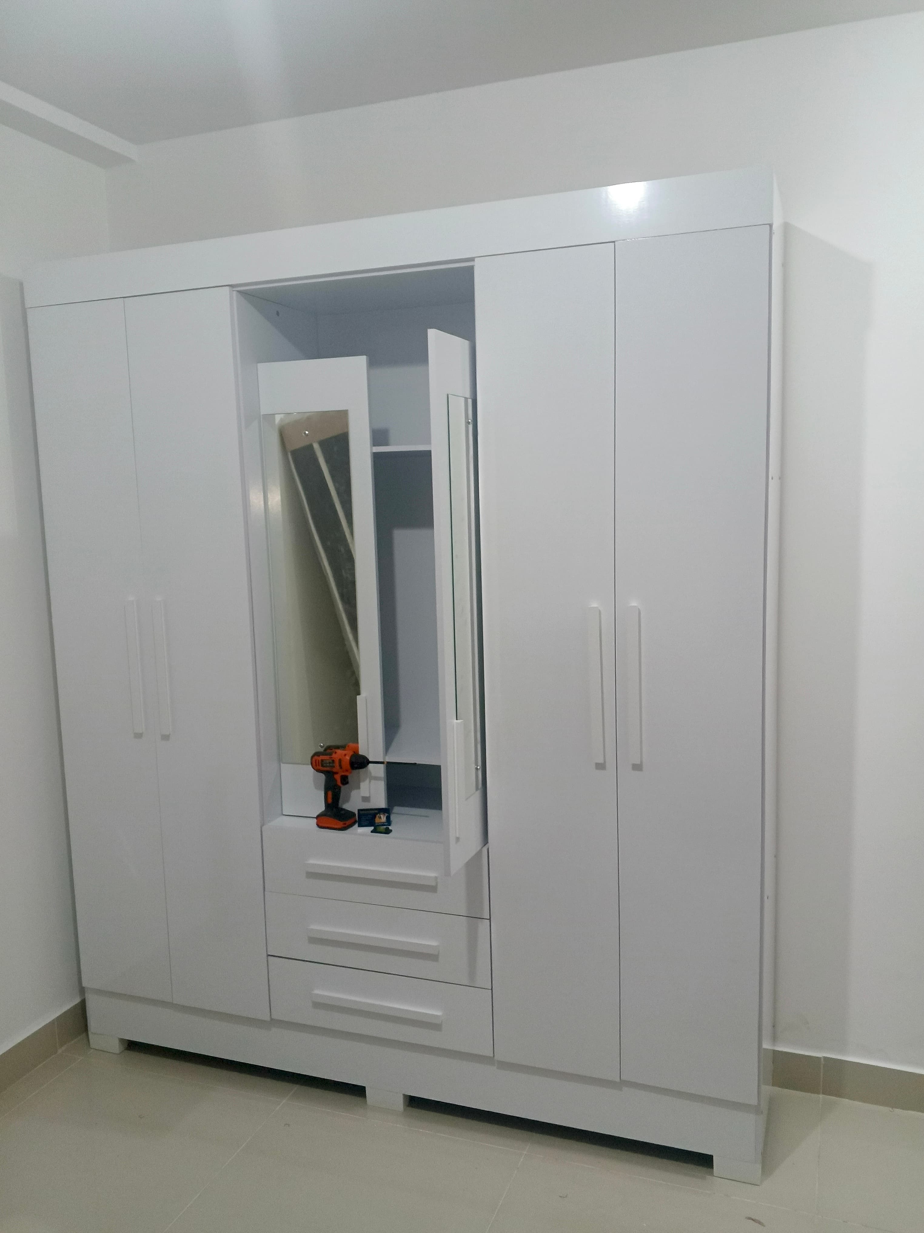 Montagem de guardar roupa 6 portas.