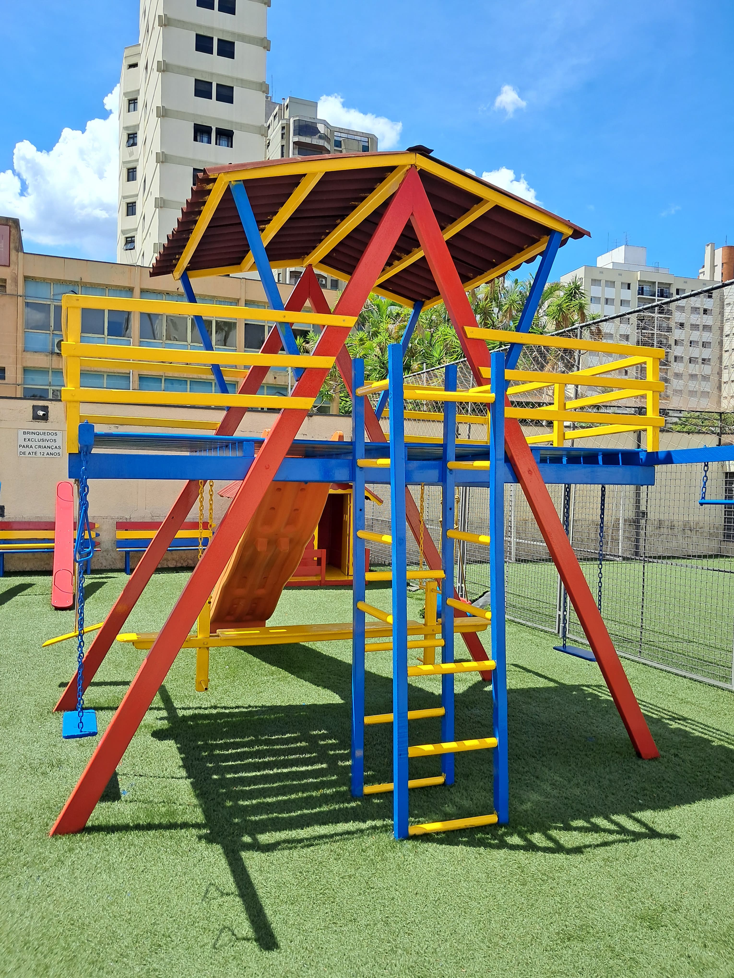 Restauração de um playground infantil