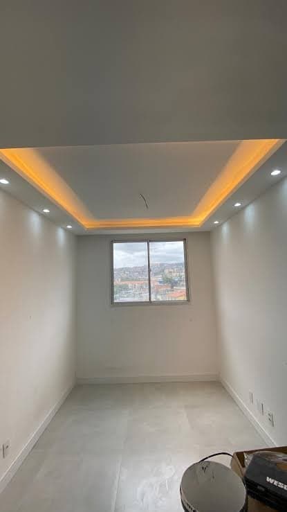 Montador de divisórias e teto de drywall