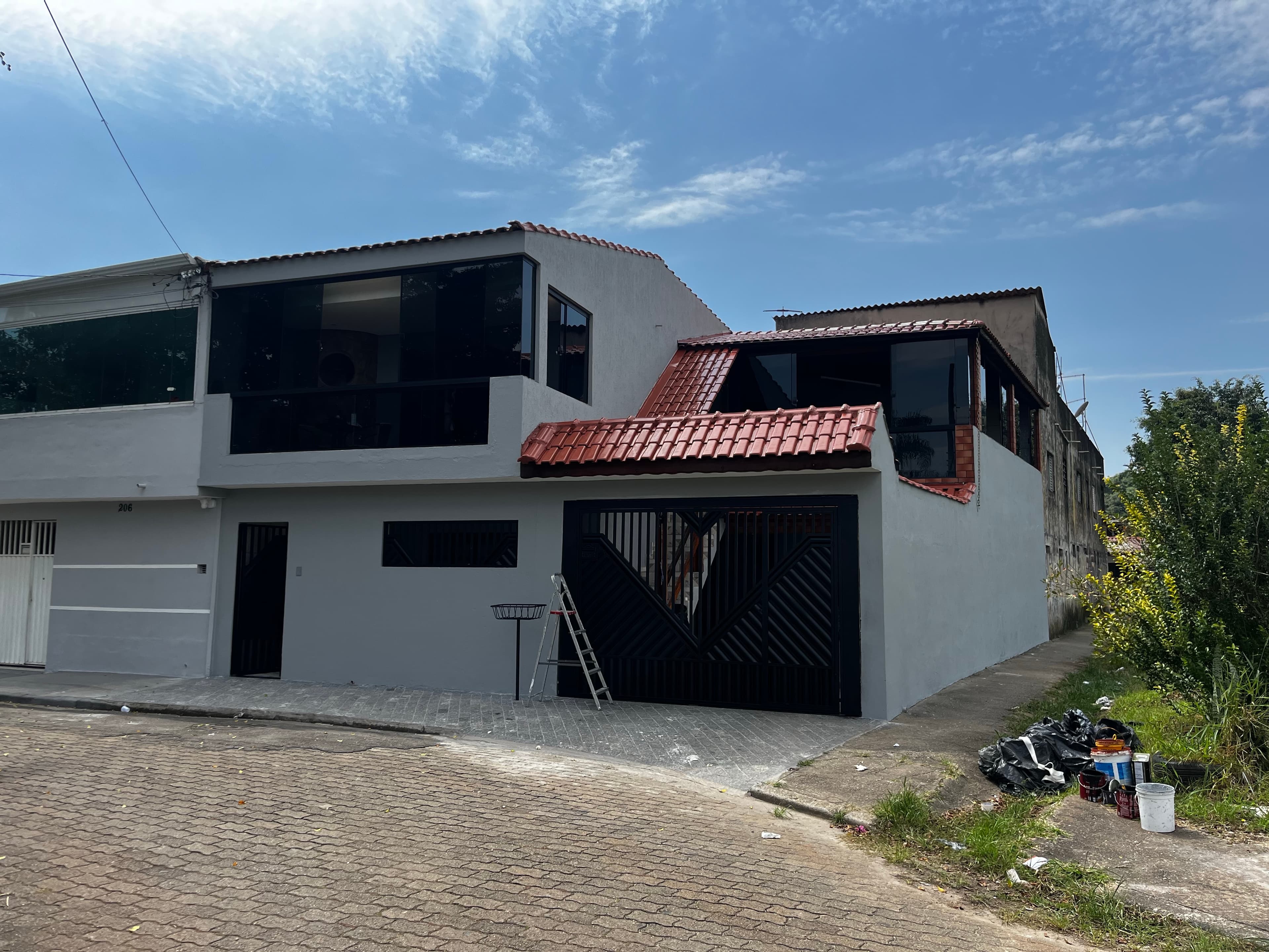 Pintura de casas, grades, portões.